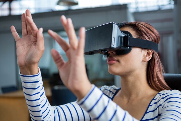 Femme à l'aide d'un casque de réalité virtuelle