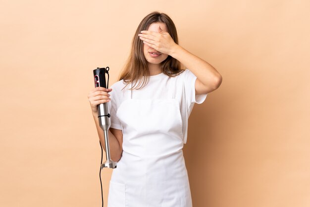 Femme à l'aide d'un mélangeur à main coning eyes par mains