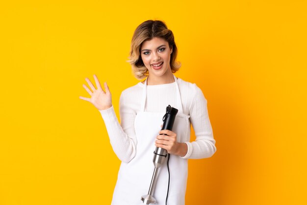 Femme à l'aide d'un mixeur plongeant en studio