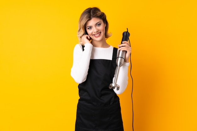 Femme à l'aide d'un mixeur plongeant