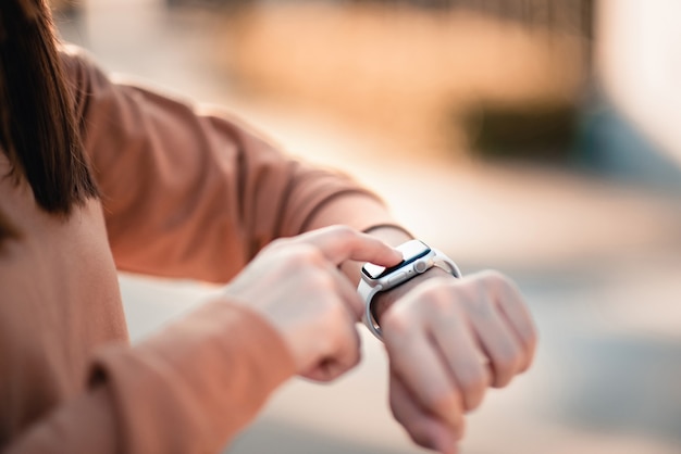 Femme à l'aide de montre intelligente