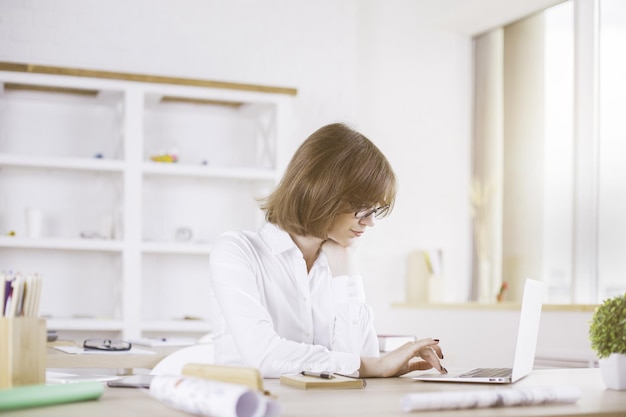 Femme à l'aide d'un ordinateur portable