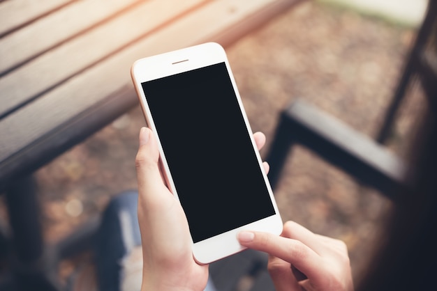 Femme à l&#39;aide de smartphone écran blanc. Concepts pour la technologie numérique dans la vie quotidienne.