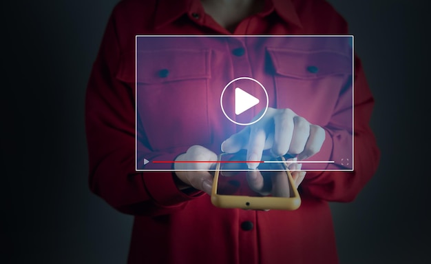 Photo femme à l'aide d'un smartphone regardant une vidéo sur internet