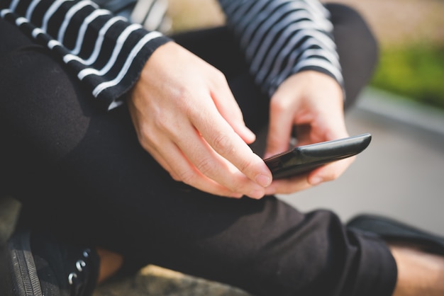 femme à l&#39;aide de smartphone