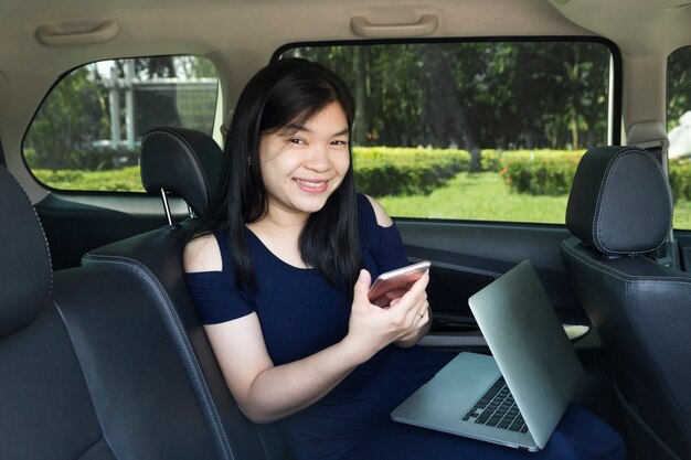 femme à l&#39;aide de smartphone