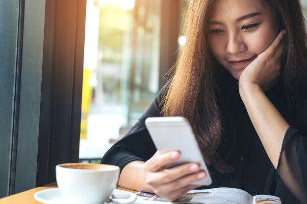 Femme à l&#39;aide de smartphone