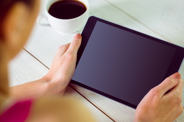 Femme à l&#39;aide de son tablet pc