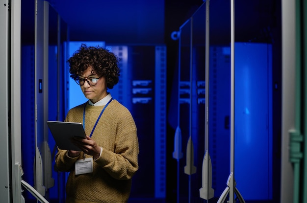 Femme à l'aide de tablet pc dans le centre de données