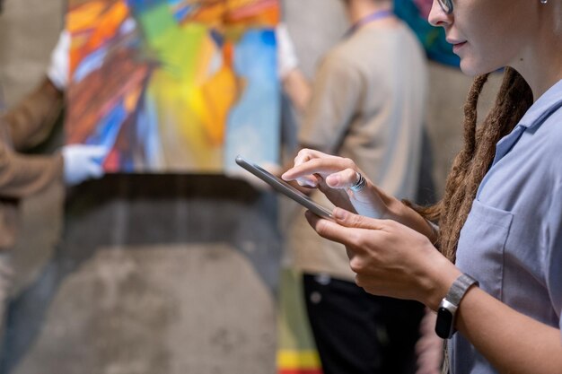 Femme à l'aide de tablet pc dans la galerie d'art