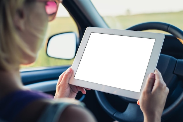 Femme à l'aide de tablet pc dans la voiture