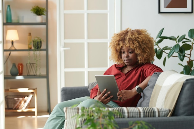 Femme à l'aide de tablet pc à la maison