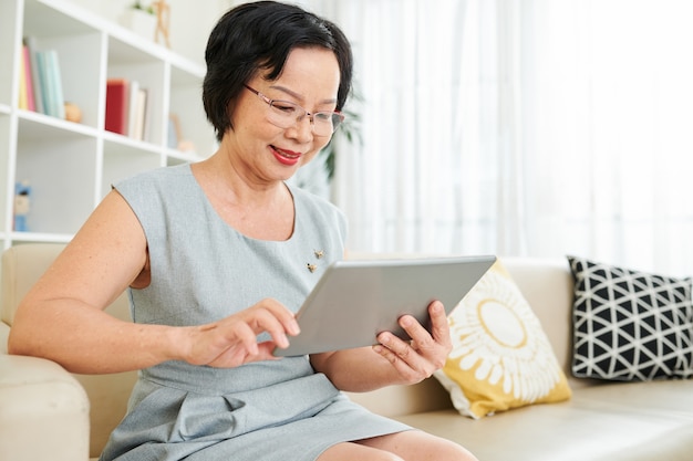 Femme à l'aide de tablet pc à la maison