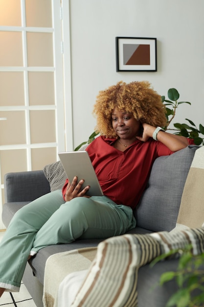 Femme à l'aide de tablet pc pour la communication en ligne