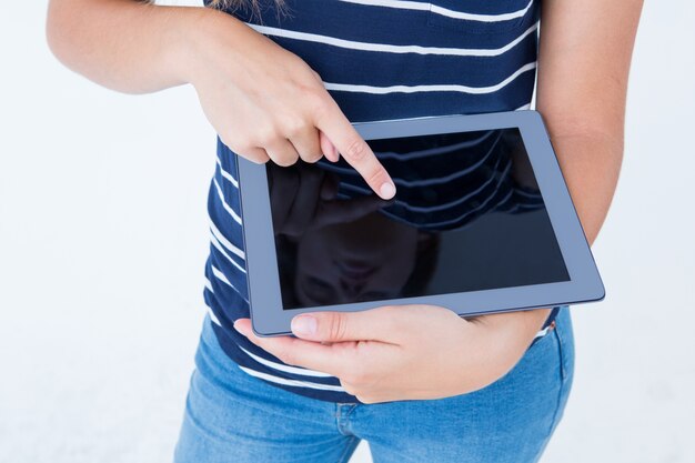 Photo femme à l'aide de tablet pc