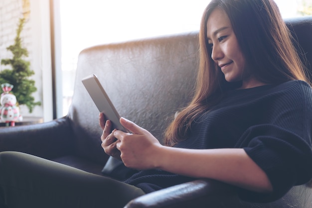 femme à l&#39;aide de tablet pc