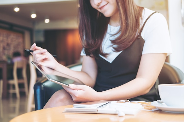 femme à l&#39;aide de tablet pc