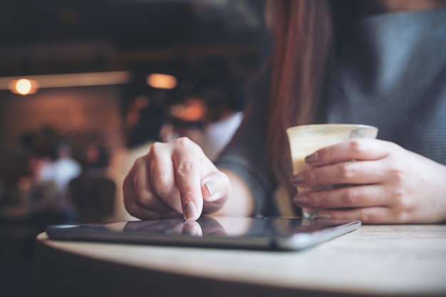 femme à l&#39;aide de tablet pc