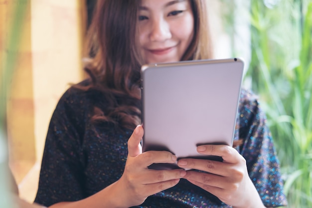 femme à l&#39;aide de tablet pc