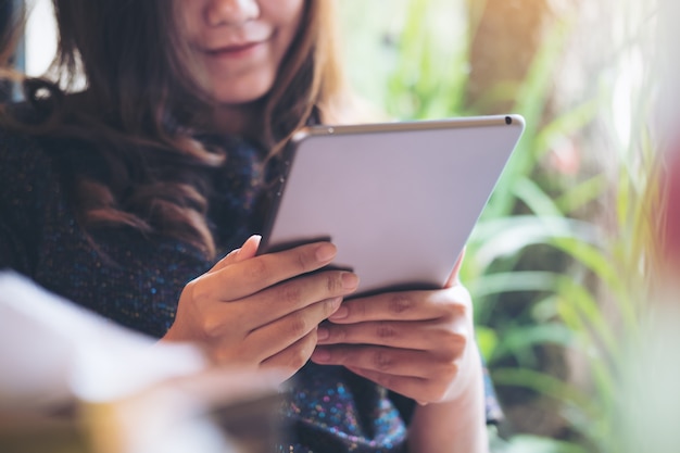 femme à l&#39;aide de tablet pc