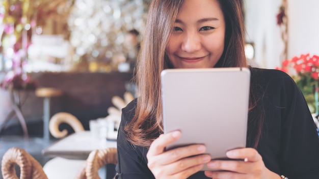 femme à l&#39;aide de tablet pc