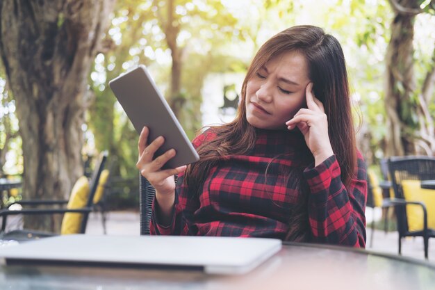 femme à l&#39;aide de tablet pc