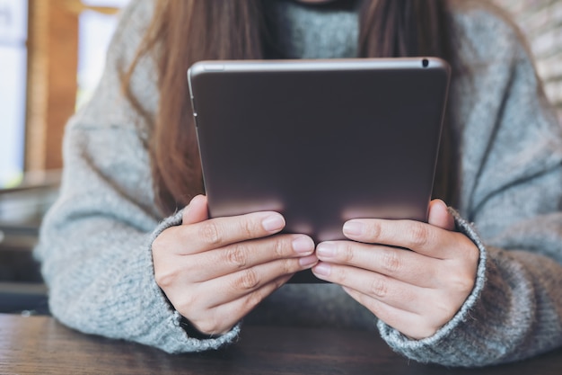 femme à l&#39;aide de tablet pc