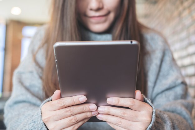 femme à l&#39;aide de tablet pc