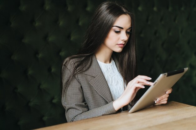 Femme à l&#39;aide de la tablette au café