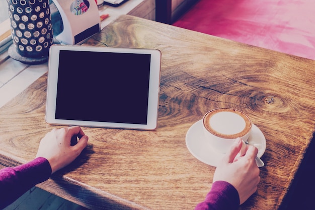 femme à l&#39;aide de tablette dans un café avec ton vintage.