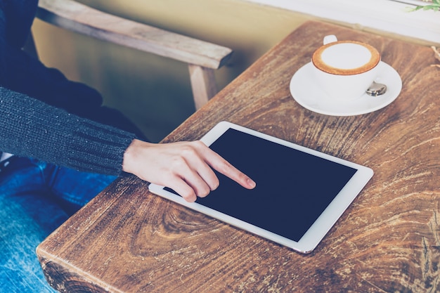 Femme à l&#39;aide de tablette dans un café avec ton vintage.