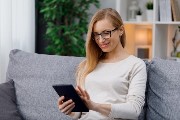 Femme à l&#39;aide de tablette à la maison