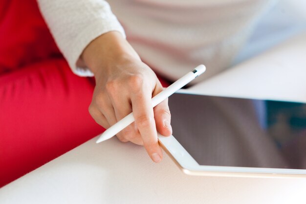 Femme à l'aide d'une tablette numérique