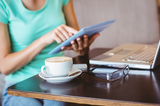 Une femme à l&#39;aide d&#39;une tablette tactile