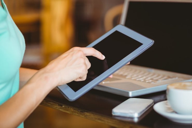 Photo une femme à l'aide d'une tablette tactile