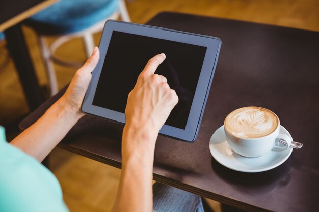 Une femme à l&#39;aide d&#39;une tablette tactile