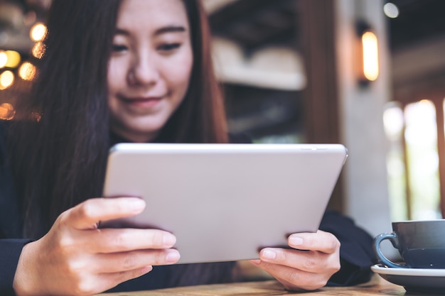 femme à l&#39;aide de tablette