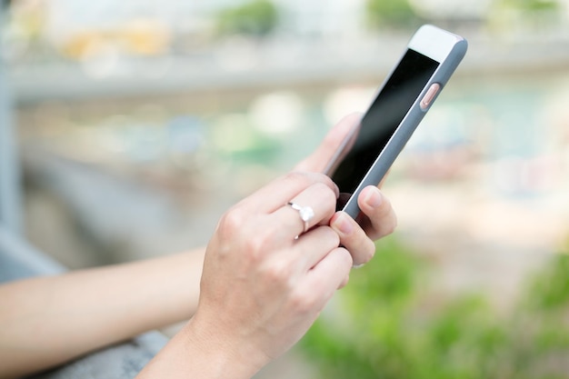 Femme à l&#39;aide d&#39;un téléphone intelligent