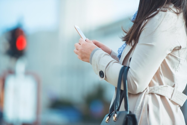 Femme à l&#39;aide d&#39;un téléphone intelligent