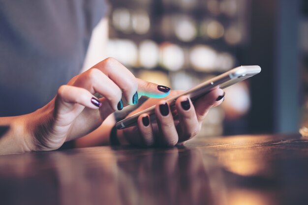 Femme à l&#39;aide d&#39;un téléphone intelligent