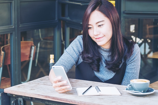 Femme à l&#39;aide d&#39;un téléphone intelligent