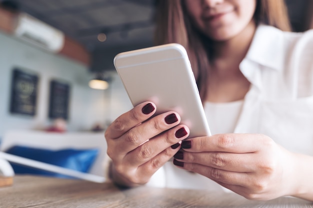 Femme à l&#39;aide d&#39;un téléphone intelligent