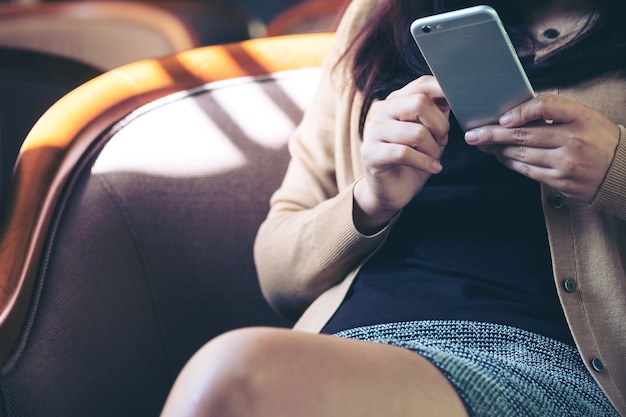 Femme à l&#39;aide d&#39;un téléphone intelligent