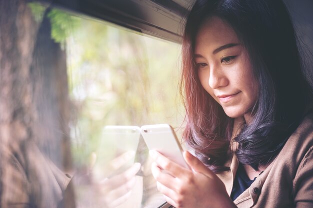 Femme à l&#39;aide d&#39;un téléphone intelligent