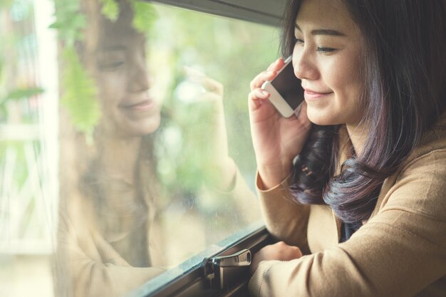 Femme à l&#39;aide d&#39;un téléphone intelligent