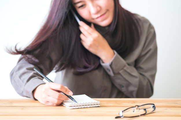 Femme à l&#39;aide d&#39;un téléphone intelligent