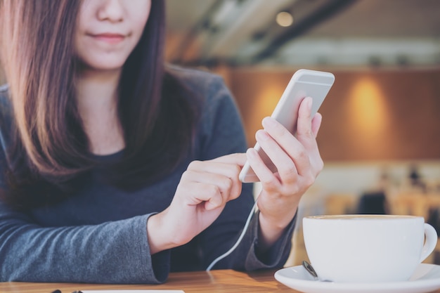 Femme à l&#39;aide d&#39;un téléphone intelligent