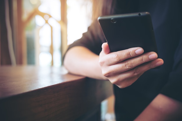 Femme à l&#39;aide d&#39;un téléphone intelligent