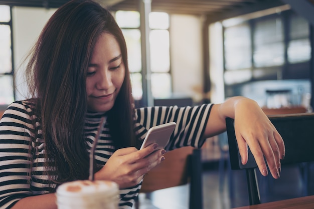 Femme à l&#39;aide d&#39;un téléphone intelligent