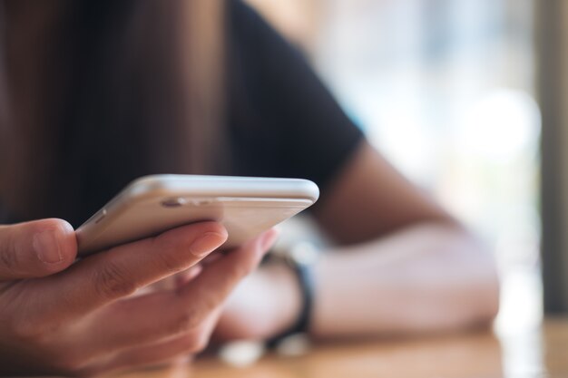 Femme à l&#39;aide d&#39;un téléphone intelligent